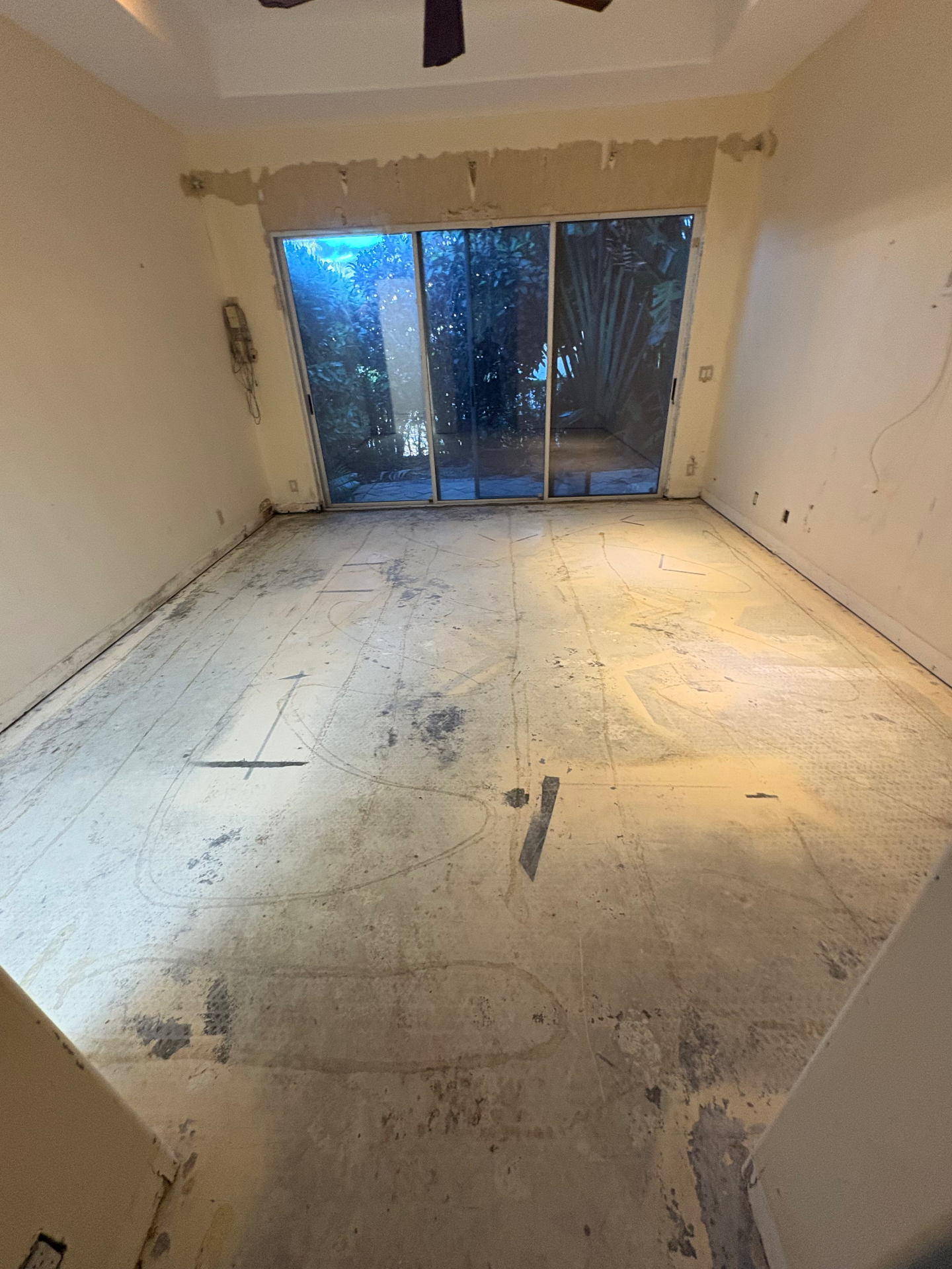 Room fully cleared down to the floor after a CoastAwayJunk renovation cleanout
